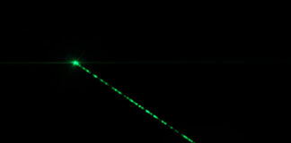 Ein grüner Laserstrahl am Nachthimmel