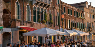 Schönes belebtes Restaurant in Venedig