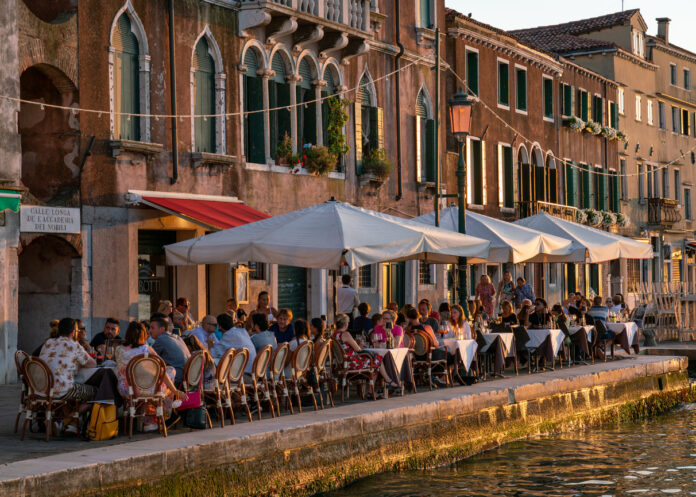 Schönes belebtes Restaurant in Venedig