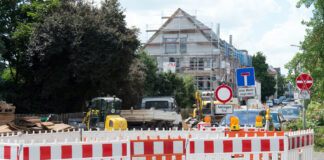 Für Autos gesperrte Straße. Es stehen Straßensperren und Druchfahrtsverbotschilder sowie andere Schilder, die darauf hinweisen, dass diese Straße voll gesperrt ist. Die Autofahrer müssen einen Umweg fahren.