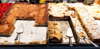 Kuchen in der Auslage einer Bäckerei oder Konditorei