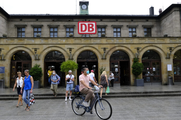 Der Eingang eines Bahnhofes mit dem Deutsche Bahn Symbol