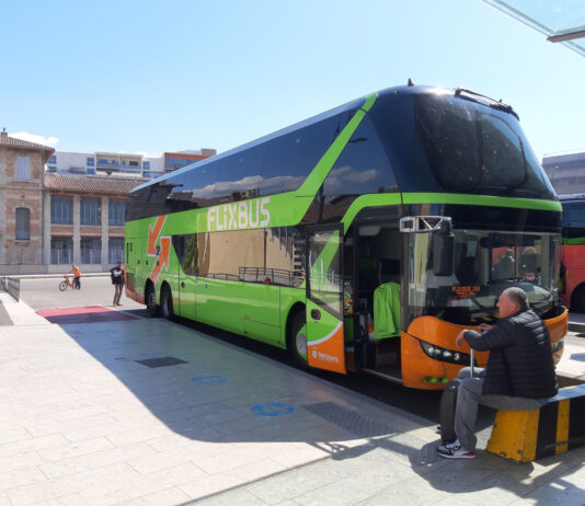 Reisende warten vor einem Flixbus vor der Abfahrt