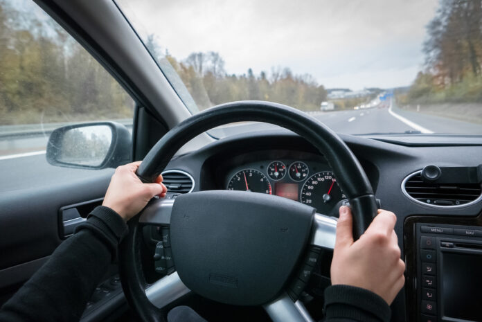 Ein Fahrer auf der Autobahn.