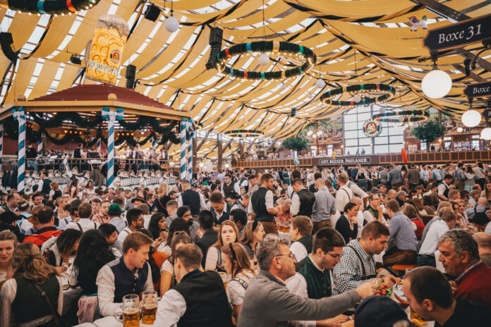 Menschenmasse im Festzelt auf dem Oktoberfest in München.