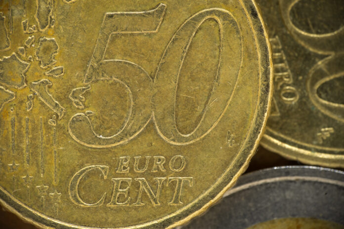 Die Nahaufnahme von mehreren 50-Cent-Münzen. Das Münzsymbol mit der Zahl 50 lässt sich gut erkennen. Die Münze ist zudem in dem typischen bronzenen Farbton und sieht unversehrt aus.