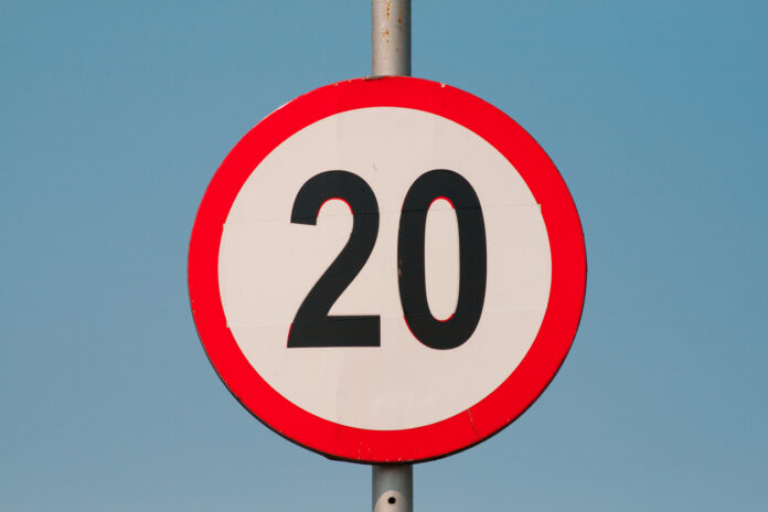 Schild zur Geschwindigkeitsbegrenzung, das eine maximale Geschwindigkeit von 20 km/h erlaubt