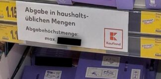 Lebensmittel im Supermarkt nur noch begrenzt mit Schild.