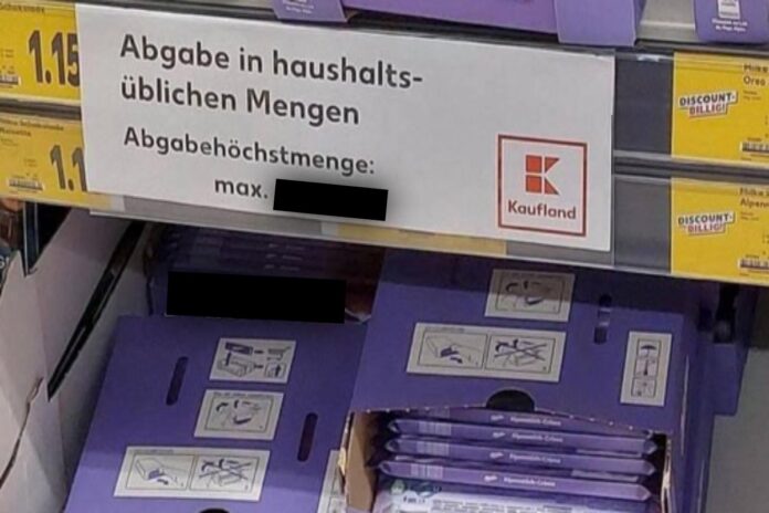 Lebensmittel im Supermarkt nur noch begrenzt mit Schild.