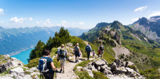 Eine Gruppe von Menschen wandert in den Bergen.