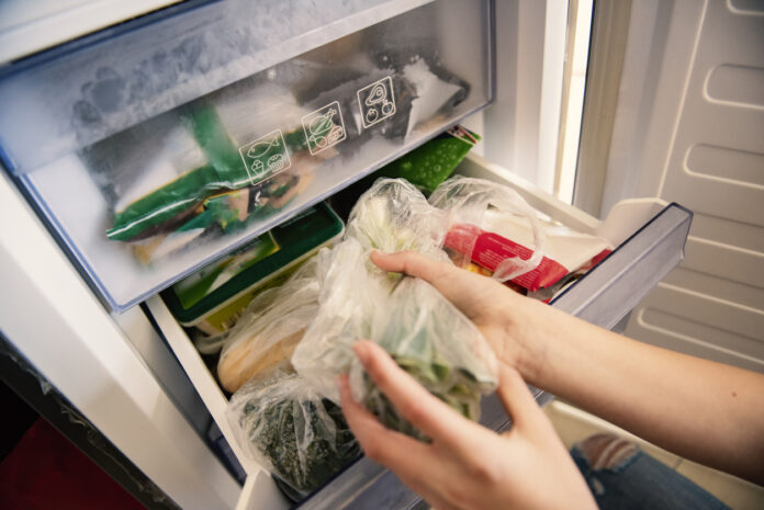 Eingefrorenes Essen im Tiefkühlschrank.