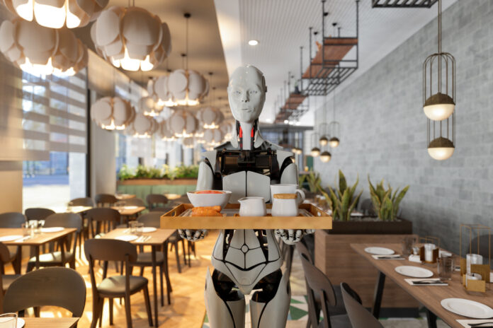 Ein Roboter steht in einem Restaurant und serviert Speisen und Getränke den Gästen. Er trägt ein Tablett aus Holz, auf dem verschiedene Gerichte und Gläser stehen.