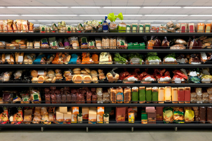 Ein Regal im Supermarkt mit sehr vielen verschiedenen Brotsorten.
