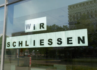 Ein Laden hat ins Schaufenster die Schrift "Wir schliessen" geklebt. Jede 10. Filiale einer Branche in Deutschland muss schließen.