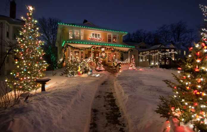 Familienhaus mit Weihnachtsbeleuchtung