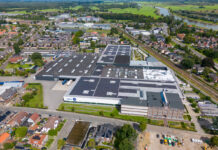 Eine Fahrrad-Fabrik in den Niederlanden aus der Luft. Das Unternehmen hat mehrere Gebäude und Werke. Zu sehen sind die verschiedenen Fabrikhallen, in denen die Mitarbeiter arbeiten. Dieser große Konzern hat wahrscheinlich eine riesige Belegschaft.