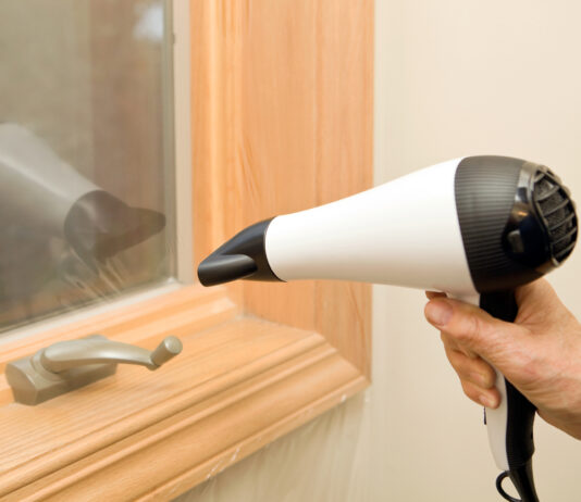 Ein Fenster wird mit dem Föhn getrocknet.