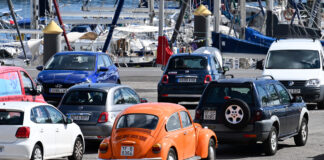 Autos parken am Hafen