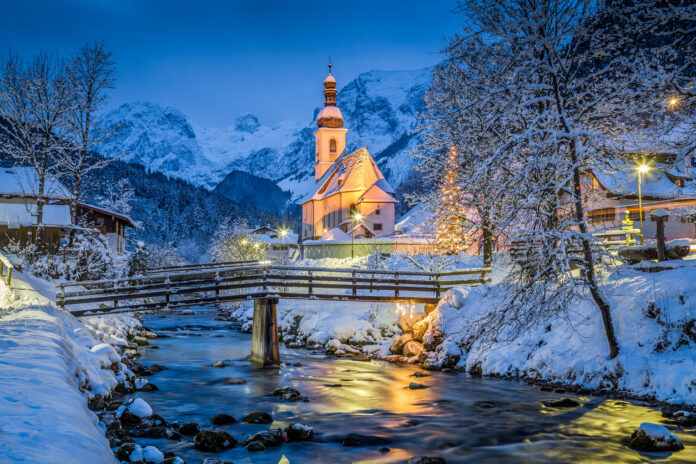 Ein Dorf im Schnee.