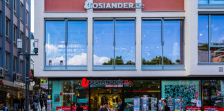 Passanten vor der berühmten alten Buchhandlung Osiander am Marktplatz in der Innenstadt von Stuttgart in Baden-Württemberg