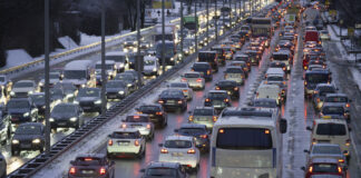 Stau auf der Autobahn während Schneesturm in der Abenddämmerung