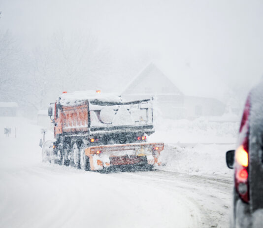 Ein LKW im Schneesturm.