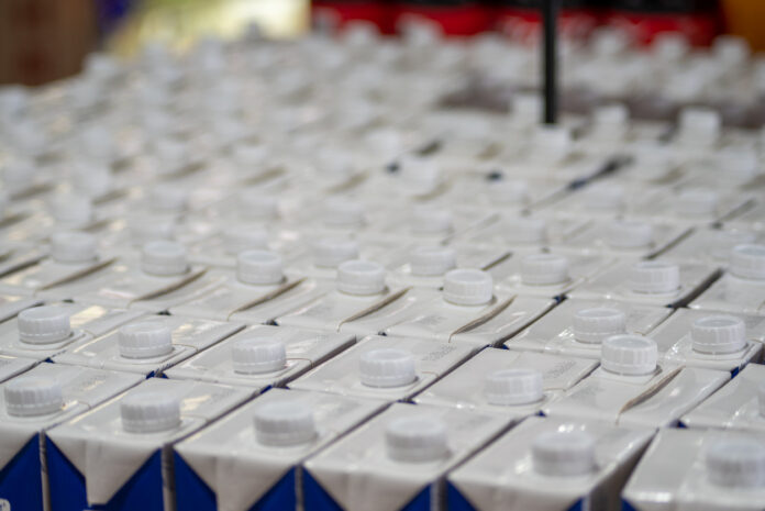 Hunderte von Milchverpackungen stehen nebeneinander.