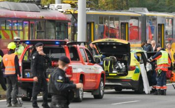 Ein Unfall zwischen einer S-Bahn und einem Auto. Einsatzfahrzeuge der Polizei stehen parat. Die Einsatzkräfte sind vor Ort und leisten erste Hilfe. Sie sichern außerdem den Unfallort.