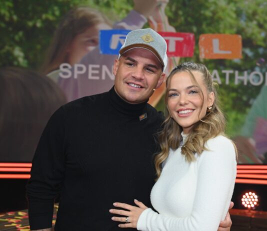 Pietro Lombardi und seine Verlobte Laura Maria zeigen sich Arm in Arm. Sie beide lächeln und halten sich im Arm. Pietro hat seine typische Cap auf – sie sind bei einem Event von RTL.