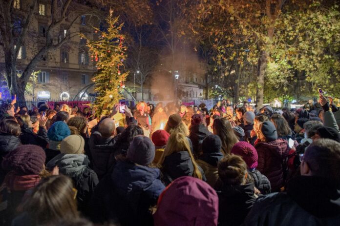 Menschen stehen in einer großen Gemeinschaft in einer Stadt zusammen und haben ein Feuer gemacht