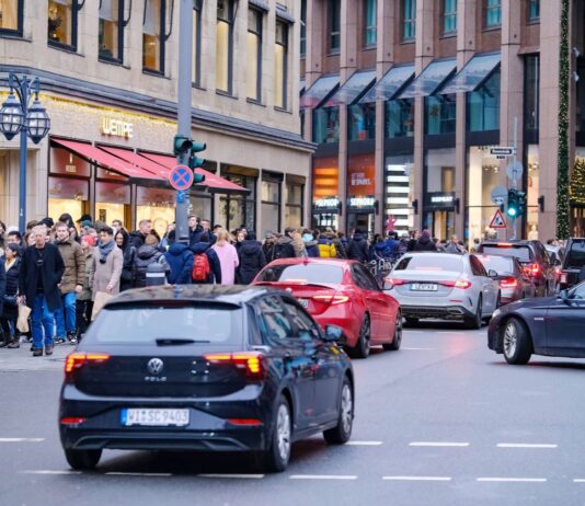 Das Bild zeigt eine Straße in Düsseldorf und Autos, die in eine Straße fahren.