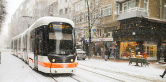 Straßenbahn in der Stadt im Winter