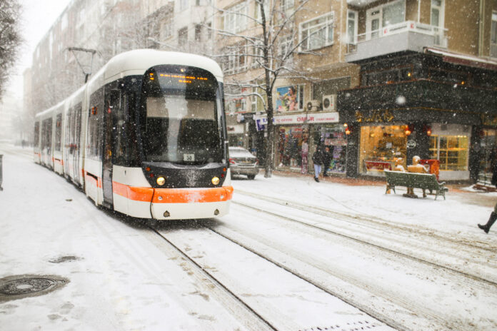 Straßenbahn in der Stadt im Winter