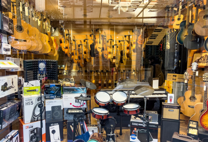 Blick durch das Schaufenster des Musikladens, der in die nächste Pleite geht.