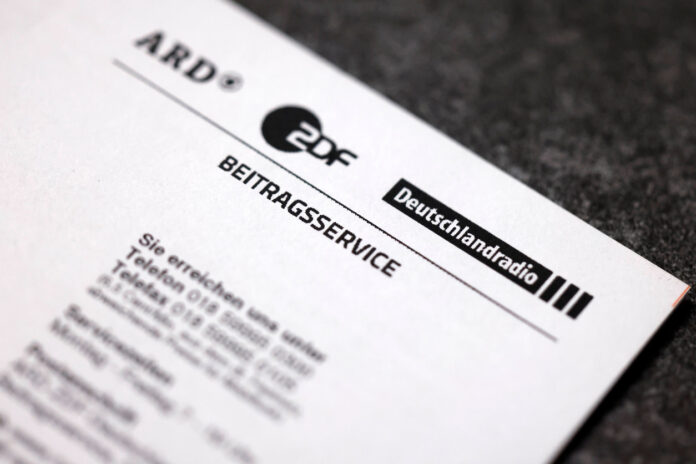 Auf einem Tisch liegt ein Brief. Es ist ein GEZ-Bescheid. Oben zu sehen sind die Logos ARD ZDF und das Deutschlandradio sowie das Wort Beitragsservice. Die Rundfunkgebühr ist in Deutschland Pflicht.
