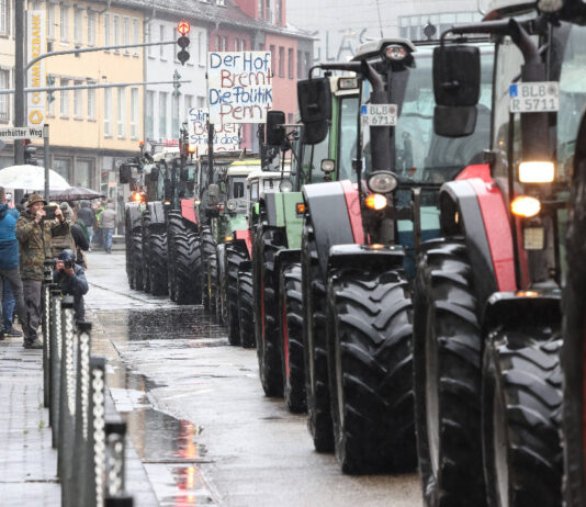 Ein Korso von Traktoren, mit dem die Bauern zu einem Mega-Streik aufrufen.