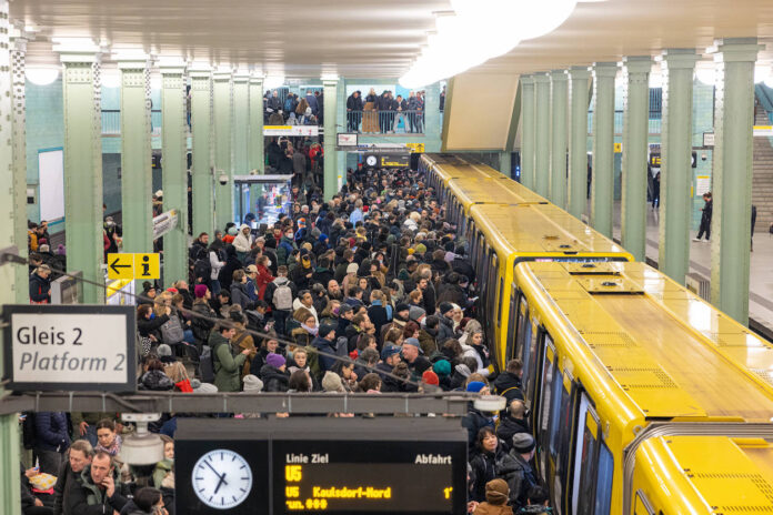 Ein Überfüllter Bahnsteig der Linie U5 in Berlin am Alexanderplatz.
