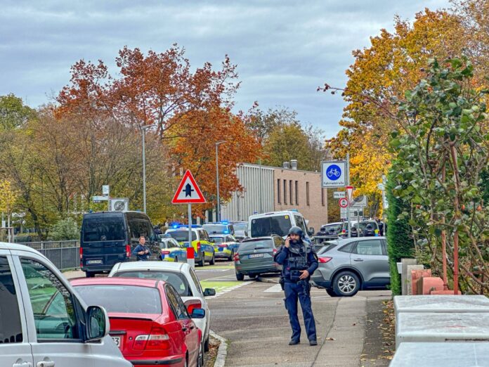 Die Polizei hat ein großflächiges Gebiet weiträumig abgesperrt, auf der Straße steht ein Polizist