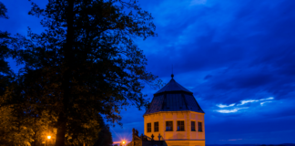 Ein Turm bei Nacht in Baden-Württemberg