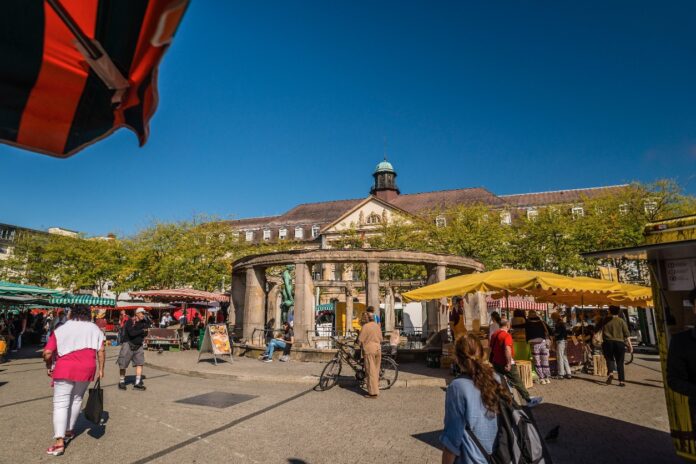 Auf dem Stephanplatz neben der Postgalerie findet der Wochenmarkt statt, wo verschiedene regionale Händler ihre Waren anbieten