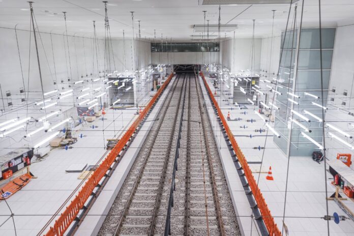 Eine neu ausgebaute U-Bahn Haltestelle und Gleise unter der Erde