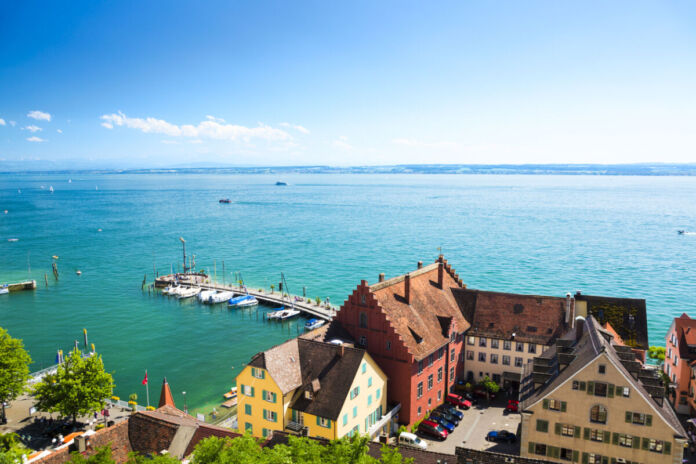 Ein See, der sowohl in Deutschland als auch in der Schweiz liegt und besonders an warmen Tagen ein beliebtes Ausflugsziel bei Touristen ist.