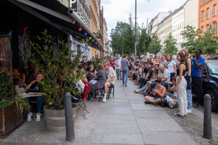 Fußballfans verfolgen ein Endspiel anlässlich der Fußball Europameisterschaft der. Die Sport-Fans sitzen in Bars und Lokalen in der Innenstadt und gucken das Spiel.