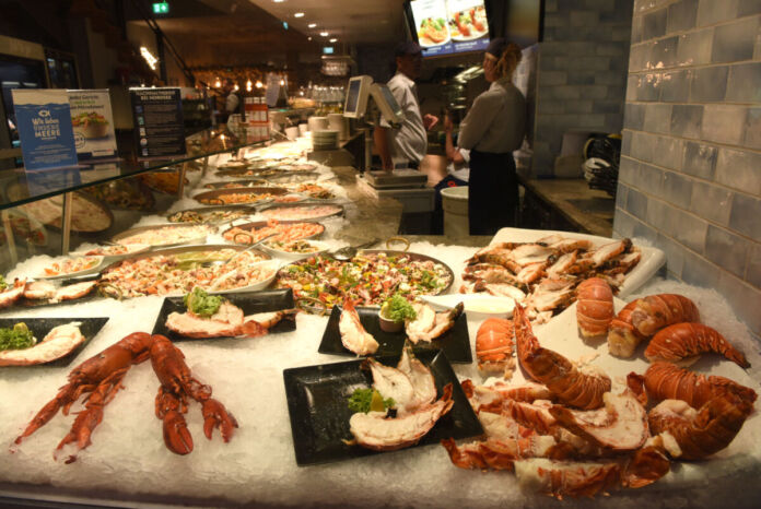 Die Frischetheke in einem Delikatessengeschäft oder Supermarkt. Für den Kunden sichtbar sind z.B. Krabben, Hummer, Meeresfrüchte, frischer Fisch und andere Delikatessen aus dem Meer.