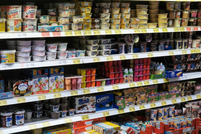 Frischeprodukte unterschiedlicher Art stehen im Supermarkt in einem Kühlregal. Dazu gehören Milch, Butter, Snacks, Süßwaren, Joghurt, Quark von etlichen beliebten Marken.