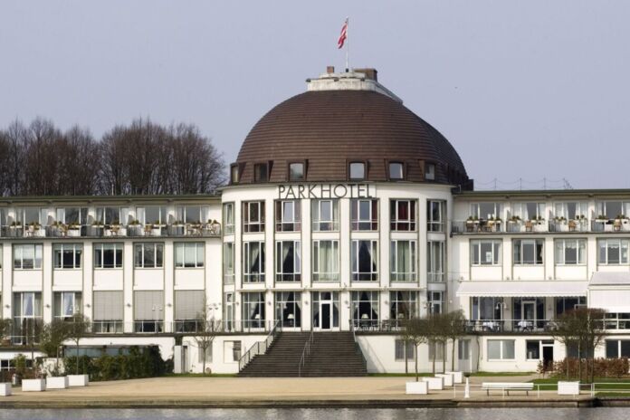 Das Parkhotel ist durch das große weiße Gebäude mit den vielen Fenstern und dem runden Dach beeindruckend und eine echte Attraktion für Touristen in Karlsruhe.