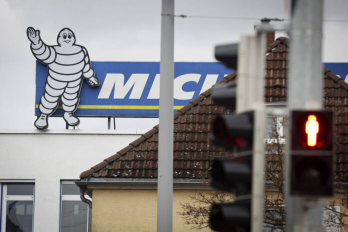 Das Michelin-Werk und eines der Gebäude, in denen Michelin-Reifen hergestellt werden. In den Gebäuden arbeiten die Mitarbeiter im Schichtbetrieb und produzieren PKW- und LKW-Reifen.