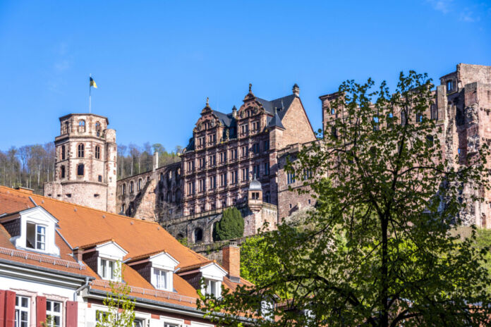Das Schloss Heidelberg in Baden-Württemberg, Deutschland vom Wahrzeichen, der Alten Brücke, aus. Sie verbindet die schöne Altstadt mit Neuenheim nebenan.