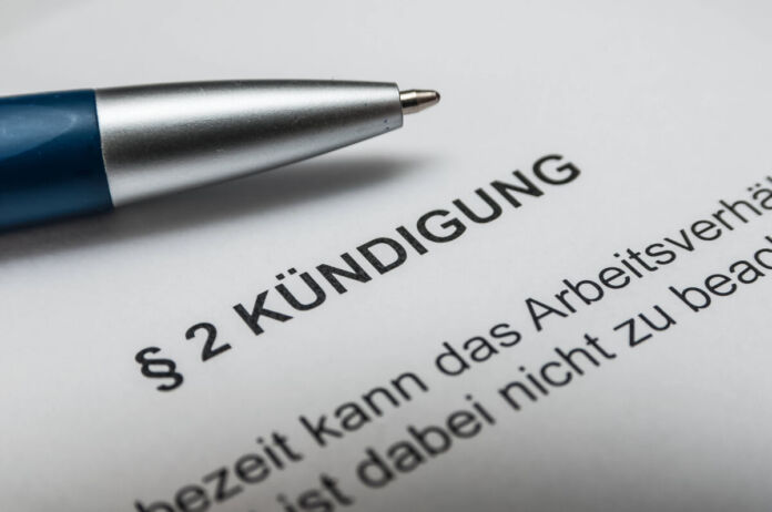 Auf einem Kündigungsschreiben eines Arbeitgebers liegt ein blauer Kugelschreiber. Ein deutscher Hersteller entlässt jetzt Hunderte Mitarbeiter und löst damit eine wahre Entlassungswelle aus.
