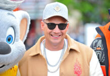 Pietro Lombardi, der Sänger und DSDS Juror steht neben einer großen Stofftier Maus. Er trägt eine Sonnenbrille, eine Mütze und zwei dicke, silberne Ketten.
